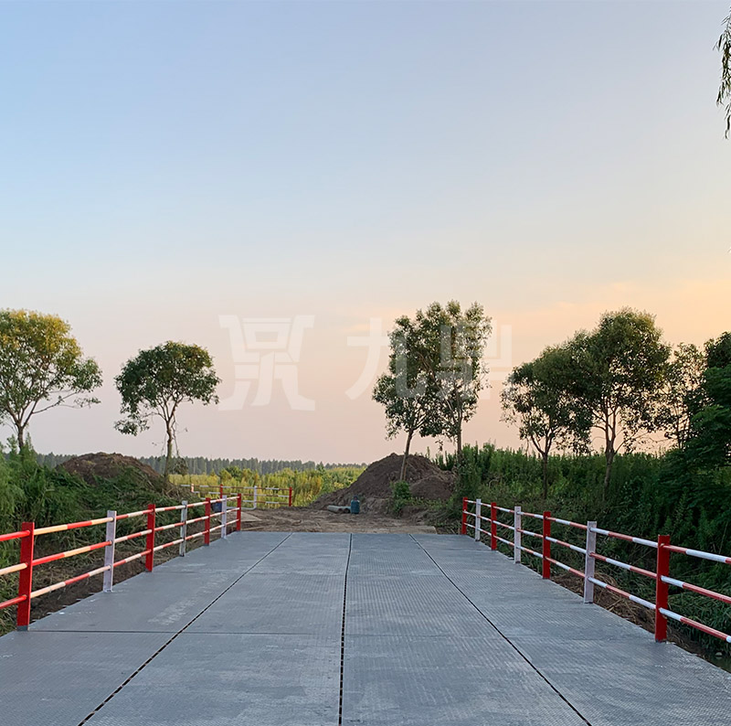 貝雷鋼便橋架設完成后由技術(shù)人員進(jìn)行一次全面檢查