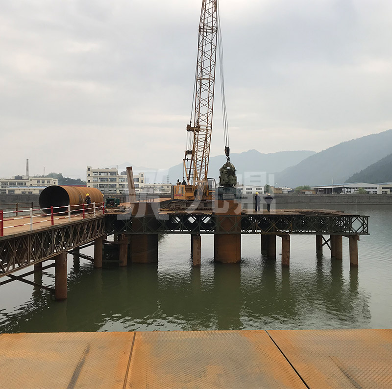   應急貝雷鋼便橋和固定貝雷鋼便橋具有構件少，重量輕，成本低的特點(diǎn)
